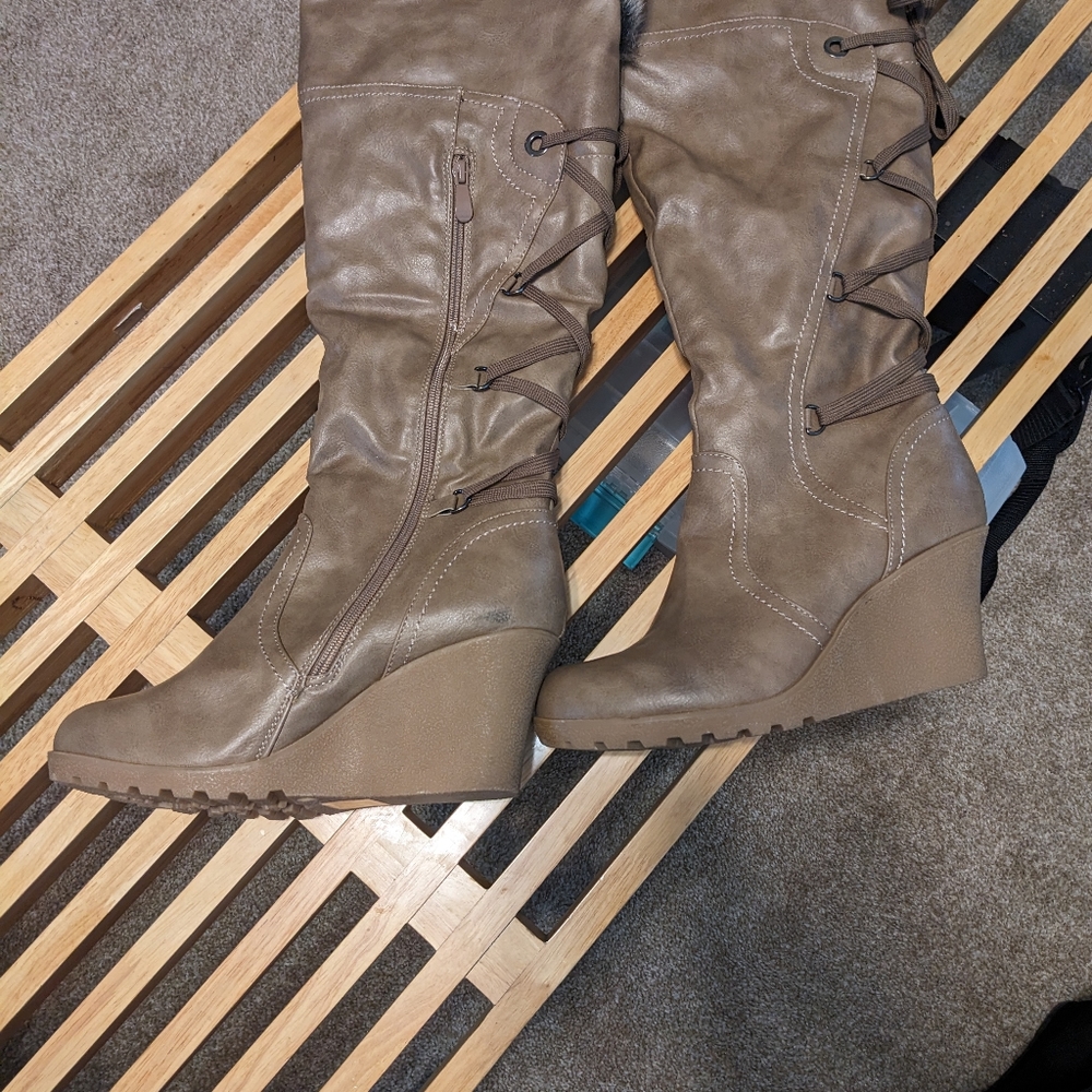 Size 10 faux leather wedge boots w rugged sole, faux fur lining, lace up detail
